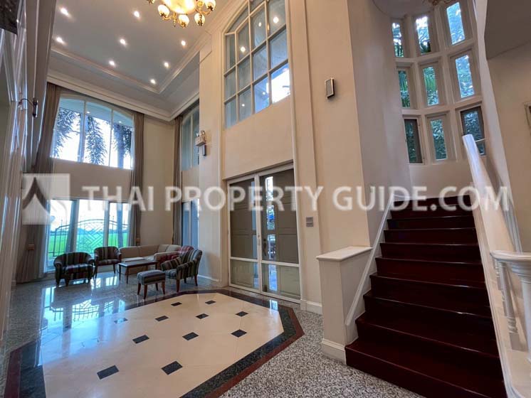 House with Shared Pool for rent in Bangnatrad
